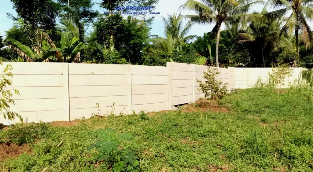 Pagar panel beotn tinggi 2,4 meter lokasi Bogor, dengan pondasi tiang setempat