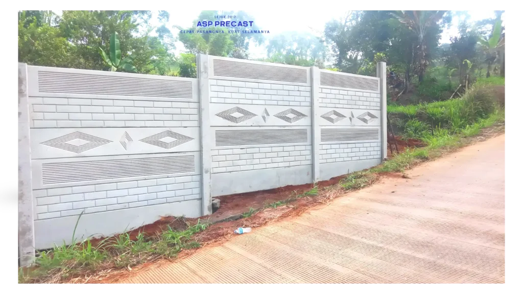 Pagar panel beton precast motif lokasi Cipanas tinggi 2,4 meter. Pondasinya pondasi setempat motifnya mengugkna cmapuran motif bata, ketupat dan garis