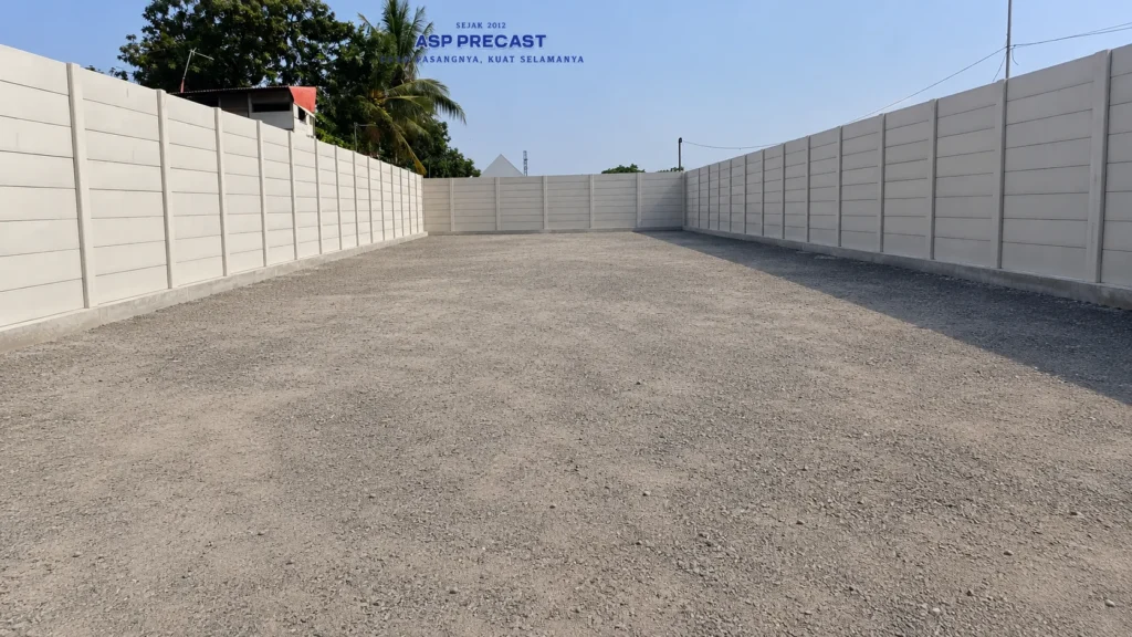 Pagar Panel Beton Tinggi 2,8 meter diatas pondasi batu dan sloof tinggi. Pagar panel motif polos untuk lokasi gudang Jakarta Utara